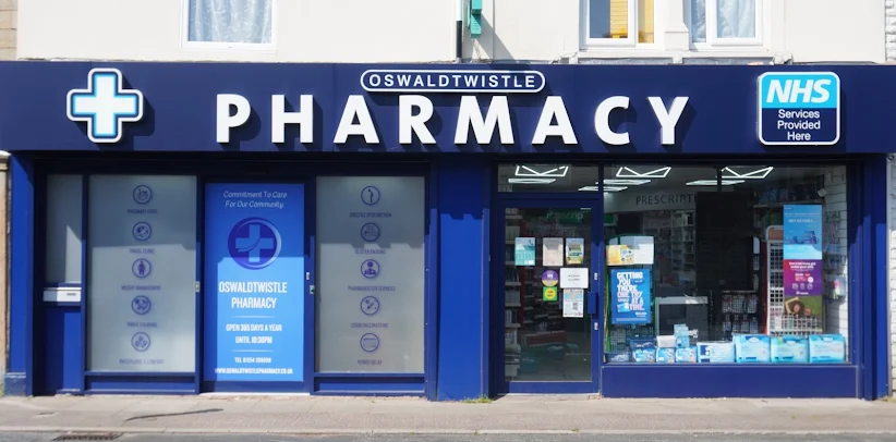 Union Road پر Oswaldtwistle Pharmacy کی نیلی دکان